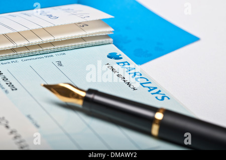 Primo piano del check book di Barclays Bank con penna stilografica Inghilterra Regno Unito Regno Unito Gran Bretagna Foto Stock