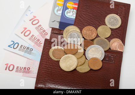 Primo piano del portafoglio in pelle con il concetto di moneta europea contante banconote in euro banconote e monete in euro UE Europa Foto Stock