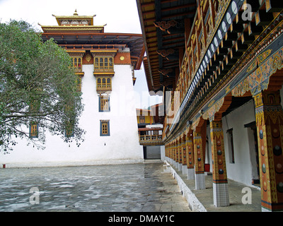 L'interno cortile porticato del Punakha Dzong,Bhutan Foto Stock