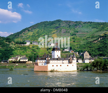 Il castello Pfalzgrafenstein sull isola Falkenau mostra il fiume Reno in primo piano, Renania-Palatinato, Germania Foto Stock