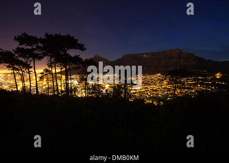 Cape Town, Sud Africa. Il 12 dicembre 2013. Una notte tempo display laser sulla Table Mountain e Cape Town rende omaggio al compianto Presidente Nelson Mandela. Credito: Blaize Leigh/Alamy Live News Foto Stock