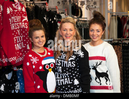 Lo staff di Santa Jumper Day di Bliss, Clayton Square indossando i Woollies Yuletide a sostegno di Macmillan 'Wear your Xmas Jumper Day'. La campagna è stata in collaborazione con Juice FM e ha contribuito a raccogliere fondi vitali per le persone affette da cancro nella zona di Merseyside. Il centro della città ha organizzato un evento "Wear a Christmas jumper" per lanciare una campagna di un mese per creare il più grande album fotografico online al mondo di persone che indossano i jumper natalizi. Liverpool, Merseyside, Regno Unito. 13th dicembre 2013. Foto Stock