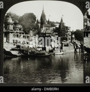 La masterizzazione di Ghat sulle rive del fiume Gange, Varanasi, India, 1900 Foto Stock