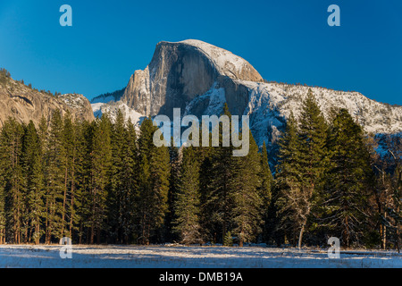 Inverno vista sulla cupola di mezza montagna, Yosemite National Park, California, Stati Uniti d'America Foto Stock
