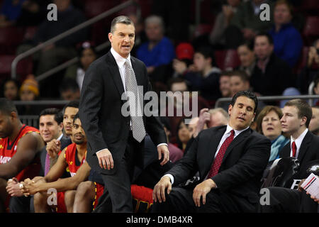 Chestnut Hill, Massachusetts, STATI UNITI D'AMERICA. 13 dicembre, 2013. Dicembre 12, 2013; Maryland Terrapins head coach Mark Turgeon reagisce durante il NCAA pallacanestro tra il Boston College Eagles e Maryland Terrapins al Conte Forum. Il Maryland ha sconfitto il Boston College 88-80. Anthony Nesmith/CSM/Alamy Live News Foto Stock