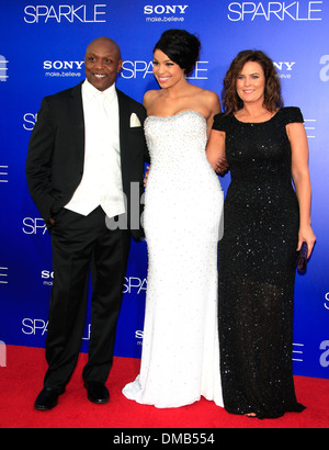 Jordin scintille con i suoi genitori Phillippi scintille e Jodi Weidmann Los Angeles Premiere di 'Sparkle' - all'interno di arrivi Los Foto Stock