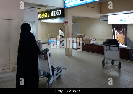 La sala degli arrivi al di Amani Abeid Karume Aeroporto Internazionale aeroporto principale nell'arcipelago di Zanzibar si trova sull'isola di Unguja a sud della città di Zanzibar, la capitale di Zanzibar una semi-parte autonoma della Tanzania in Africa orientale Foto Stock