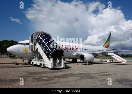 Un etiope aereo compagnia aerea presso la pista di Amani Abeid Karume Aeroporto Internazionale aeroporto principale nell'arcipelago di Zanzibar si trova sull'isola di Unguja a sud della città di Zanzibar, la capitale di Zanzibar una semi-parte autonoma della Tanzania in Africa orientale Foto Stock