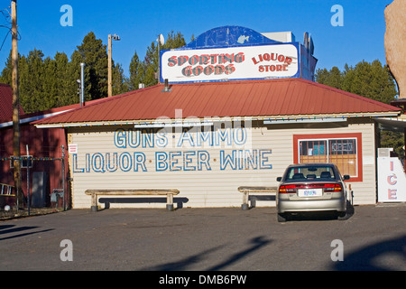 Un negozio di liquori che si occupa anche della vendita di armi e munizioni in Oregon centrale Foto Stock