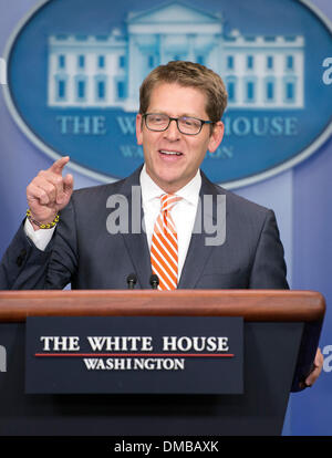 Sulla scia dell'op-ed il pezzo sul New York Times da Santiago a Lione, Vice Presidente e Direttore della fotografia presso la Associated Press. 12 Dic, 2013. Segretario stampa della Casa Bianca Jay Carney conduce ogni giorno il suo briefing con la stampa nel Brady Press Briefing Room della Casa Bianca di Washington, DC il Giovedi, Dicembre 12, 2013. Egli ha preso domande sull' accesso per i fotoreporters in scia dell'op-ed il pezzo sul New York Times da Santiago a Lione, Vice Presidente e Direttore della fotografia presso la Associated Press. Credito: Ron Sachs / Pool via CNP/dpa/Alamy Live News Foto Stock