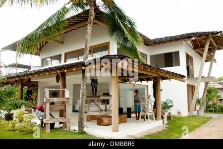 Santo Andre, Brasile. 13 dicembre, 2013. Costruzione i lavoratori lavorano sul sito di costruzione del resort 'Campo Bahia" a Santo André, Brasile, 13 dicembre 2013. Il resort è situato direttamente sul mare a circa trenta chilometri a nord di Porto Seguro e servirà come base di partenza per il tedesco della nazionale di calcio durante la Coppa del Mondo 2014. Foto: VERA GOMES/dpa/Alamy Live News Foto Stock