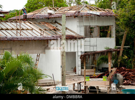 Santo Andre, Brasile. 13 dicembre, 2013. Costruzione i lavoratori lavorano sul sito di costruzione del resort 'Campo Bahia" a Santo André, Brasile, 13 dicembre 2013. Il resort è situato direttamente sul mare a circa trenta chilometri a nord di Porto Seguro e servirà come base di partenza per il tedesco della nazionale di calcio durante la Coppa del Mondo 2014. Foto: VERA GOMES/dpa/Alamy Live News Foto Stock