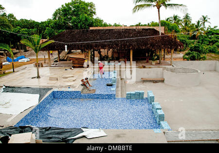 Santo Andre, Brasile. 13 dicembre, 2013. Costruzione i lavoratori lavorano su una piscina nel resort 'Campo Bahia" a Santo André, Brasile, 13 dicembre 2013. Il resort è situato direttamente sul mare a circa trenta chilometri a nord di Porto Seguro e servirà come base di partenza per il tedesco della nazionale di calcio durante la Coppa del Mondo 2014. Foto: VERA GOMES/dpa/Alamy Live News Foto Stock