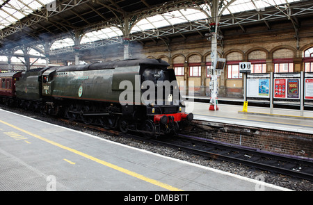 34067 Tangmere west country motore che passa attraverso la stazione di Preston 2013 Foto Stock