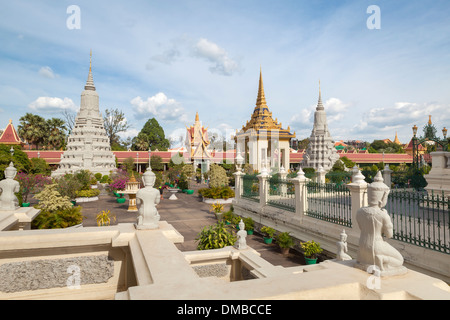 Inginocchiarsi di statue che ornano il Mondapa o Biblioteca Reale, Palazzo reale di Phnom Penh, Cambogia Foto Stock