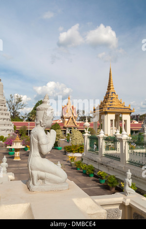 Inginocchiarsi di statue che ornano il Mondapa o Biblioteca Reale, Palazzo reale di Phnom Penh, Cambogia Foto Stock