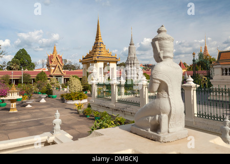 Inginocchiarsi di statue che ornano il Mondapa o Biblioteca Reale, Palazzo reale di Phnom Penh, Cambogia Foto Stock