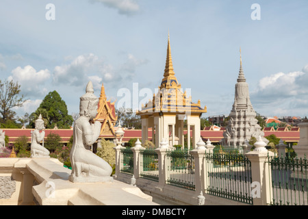 Inginocchiarsi di statue che ornano il Mondapa o Biblioteca Reale, Palazzo reale di Phnom Penh, Cambogia Foto Stock