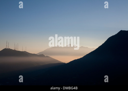 Un inizio di mattina vista del Cerro de La Silla da Chipinque a Monterrey in Messico. Foto Stock