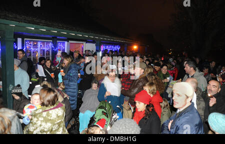 Centinaia girato fuori per l'annuale Queens Park Carol in concerto a Brighton dove essi sono stati intrattenuti dal Salvation Army Band Foto Stock