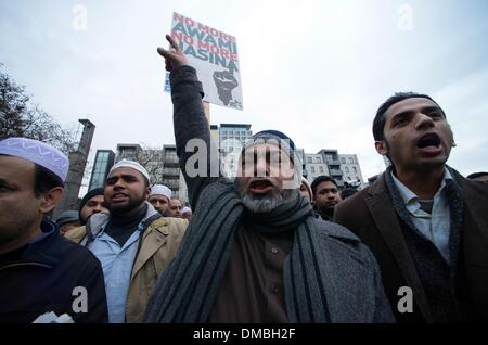 Londra, UK, Londra, Regno Unito. 13 dicembre, 2013. Bengalese sostenitori e di protesta in Altab Ali Park contro l'esecuzione di leader Abdul Quader Molla condannati per crimini di guerra durante il 1971 guerra di liberazione del Bangladesh Credito: Gail Orenstein/ZUMAPRESS.com/Alamy Live News Foto Stock