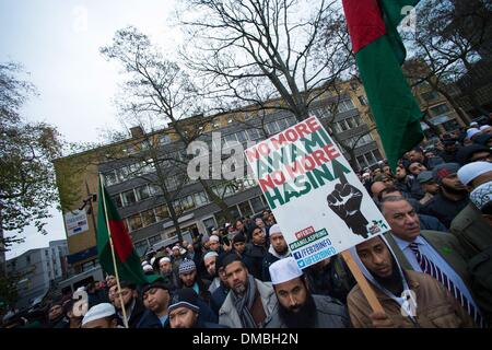 Londra, UK, Londra, Regno Unito. 13 dicembre, 2013. Bengalese sostenitori e di protesta in Altab Ali Park contro l'esecuzione di leader Abdul Quader Molla condannati per crimini di guerra durante il 1971 guerra di liberazione del Bangladesh Credito: Gail Orenstein/ZUMAPRESS.com/Alamy Live News Foto Stock