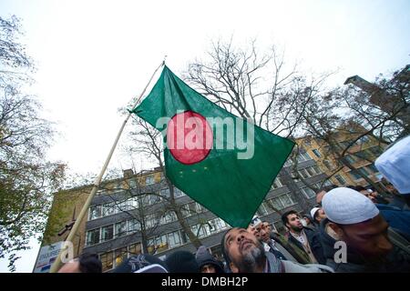 Londra, UK, Londra, Regno Unito. 13 dicembre, 2013. Bengalese sostenitori e di protesta in Altab Ali Park contro l'esecuzione di leader Abdul Quader Molla condannati per crimini di guerra durante il 1971 guerra di liberazione del Bangladesh Credito: Gail Orenstein/ZUMAPRESS.com/Alamy Live News Foto Stock