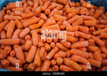 Prezzi di carota scambi Quantità per confezione di verdure pacchetto giallo rettangolare piccolo pezzo molti molti comprare vendere prodotto texture Foto Stock