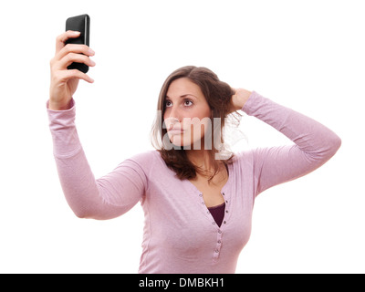 Giovane donna rendendo duckface tenendo un autoritratto con il suo smartphone Foto Stock