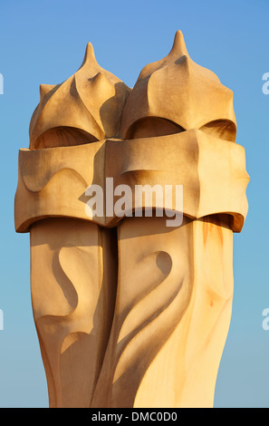 Dettagli di camini sul tetto di Casa Mila, conosciuta come La Pedrera, progettato dall'architetto Antoni Gaudi. Barcellona, in Catalogna, Spagna. Foto Stock