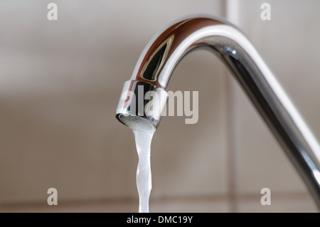 L'immagine orizzontale di un rubinetto con acqua che scorre lentamente durante un periodo di penuria Foto Stock