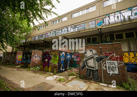 Heygate Estate rimane abbandonata nel sud di Londra, Regno Unito. Foto Stock