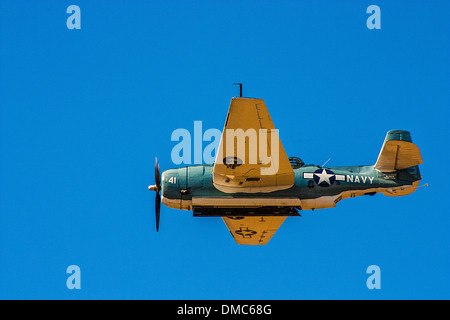 Grumman TBF Avenger aerosilurante su un cavalcavia in corrispondenza delle ali su Camarillo Air Show in agosto del 2011 Foto Stock