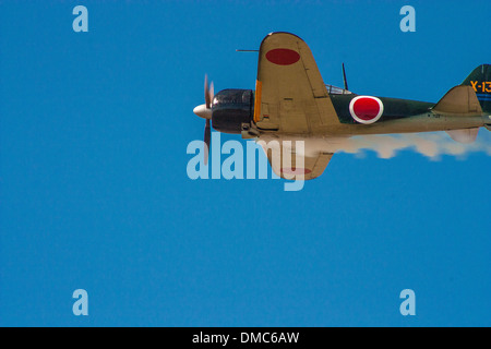 Una Mitsubishi A6m facendo un volo ad ali su Camarillo Air Show in Camarillo California Foto Stock