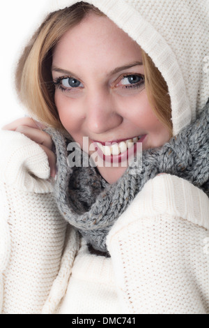 Felice giovane donna calda da indossare indumenti a maglia Foto Stock