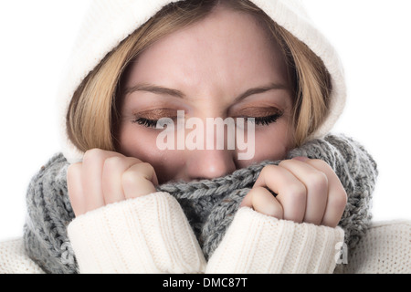 Felice giovane donna calda da indossare indumenti a maglia Foto Stock