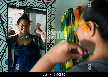 Atiu Island. Isole Cook. Polinesia. Oceano Pacifico del sud. Un client è testato una collana su Andrea in fibra Art Studio di Atiu Foto Stock