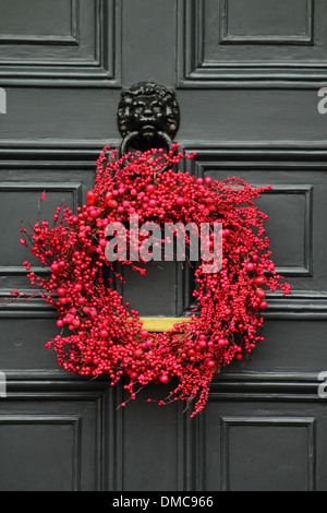 Ghirlanda di Natale appeso sulla porta anteriore del tradizionale English country home, Peak District, Derbyshire Foto Stock