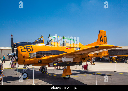 T-28 Trainer con bomba a le ali sopra Camarillo Air Show in Camarillo California Foto Stock