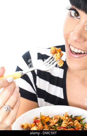 Giovane donna mangiare misti insalata di pasta Foto Stock