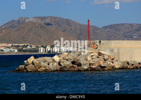 Faro e il piccolo porto di pesca nella città di Mazarron, Spagna Foto Stock