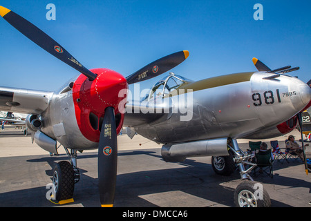 Un Lockheed P-38 fulmine in corrispondenza delle ali su Camarillo Air Show in Camarillo California Foto Stock