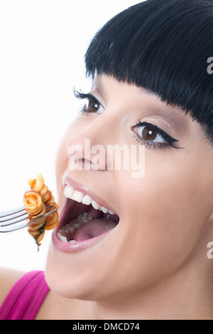 Giovane donna mangiare pasta Foto Stock