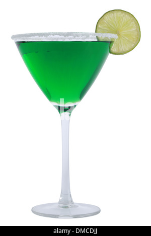 Green Margarita cocktail serviti con una fetta di un lime, isolato su uno sfondo bianco Foto Stock