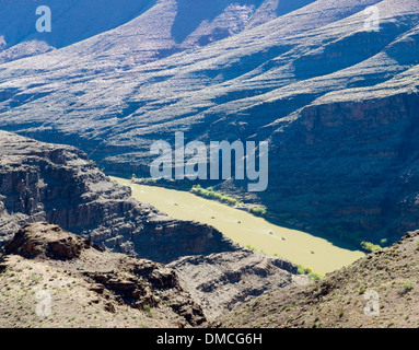 Più zattere galleggiando giù un sereno e calma la sezione del Grand Canyon. Foto Stock