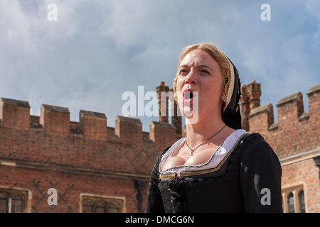 L'attrice vestita come Anne Boleyn in Tudor costume. Il Palazzo di Hampton Court, Londra, Inghilterra, GB, UK. Foto Stock