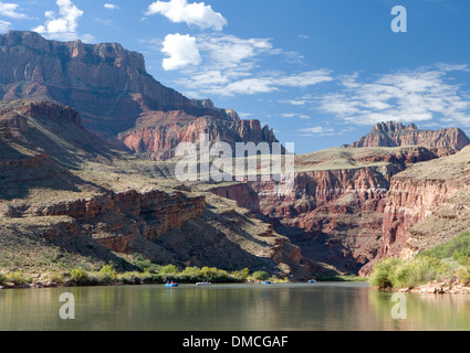 Più zattere galleggiando giù un sereno e calma la sezione del Grand Canyon. Foto Stock