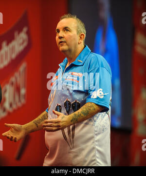 Londra, Regno Unito. 13 dicembre, 2013. Campione del Mondo Phil Taylor inizia la difesa del suo titolo a Ladbrokes mondo Campionato freccette da Alexandra Palace. Credito: Azione Sport Plus/Alamy Live News Foto Stock