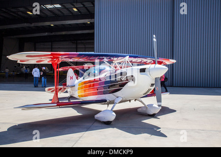 Un aereo acrobatico in corrispondenza delle ali su Camarillo Airshow Camarillo in California nel mese di agosto del 2011 Foto Stock