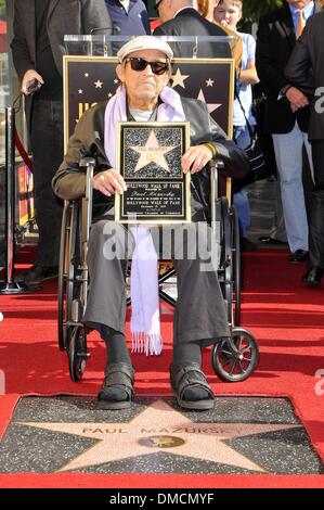 Los Angeles, California, USA. 13 dicembre, 2013. Paul Mazursky alla cerimonia di induzione per la stella sulla Hollywood Walk of Fame per Paul Mazursky, Hollywood Boulevard, Los Angeles, CA, 13 dicembre 2013. Credito: Michael Germana/Everett raccolta/Alamy Live News Foto Stock